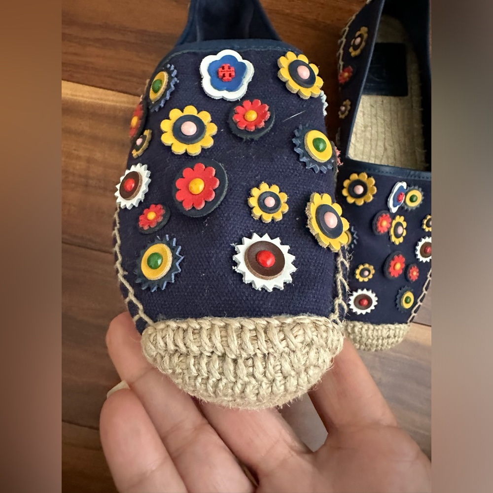 TORY BURCH MARGUERITE NAVY CANVAS ESPADRILLES WITH FLOWER APPLIQUÉS SIZE 6 - Picture 5 of 8